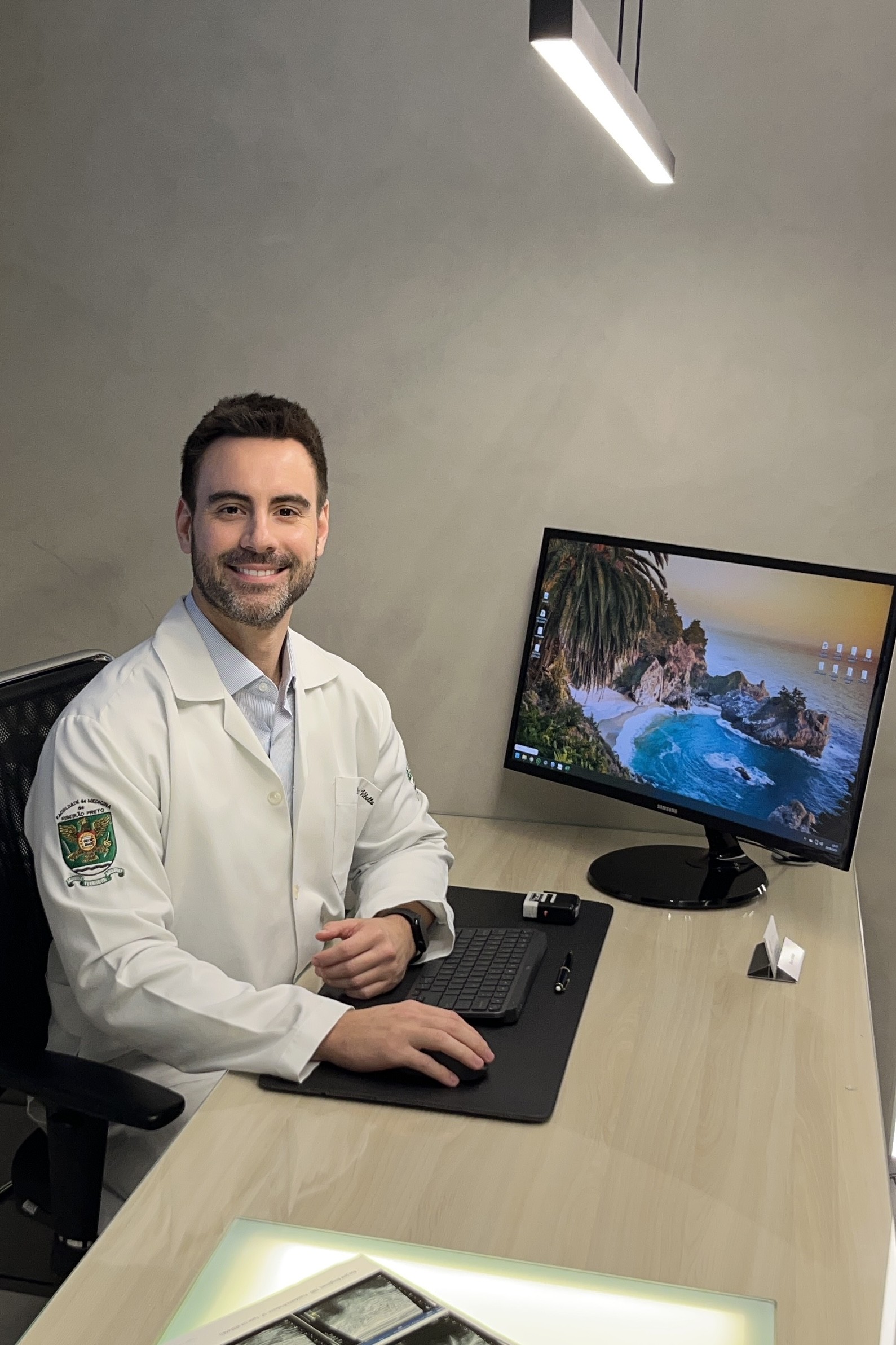 Dr. Bruno Vilella em seu consultório na Prudencor